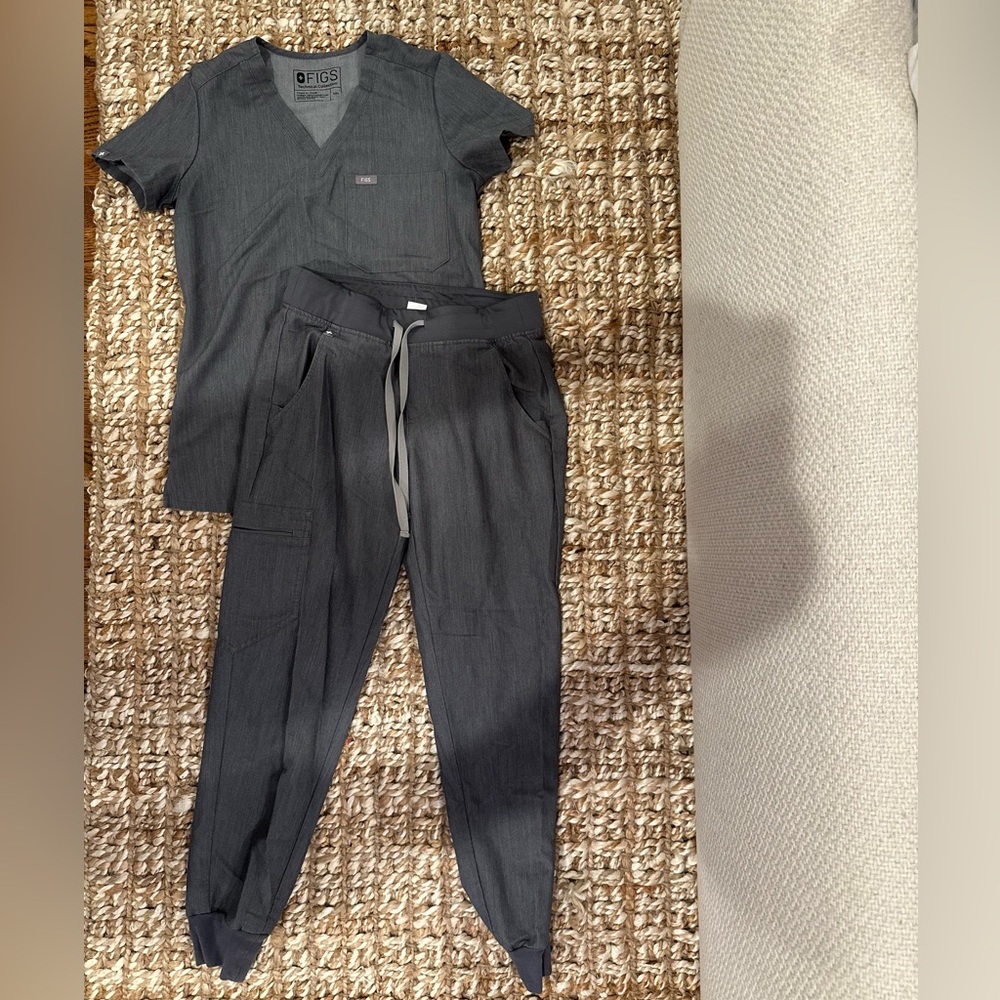 FIGS petite scrub set